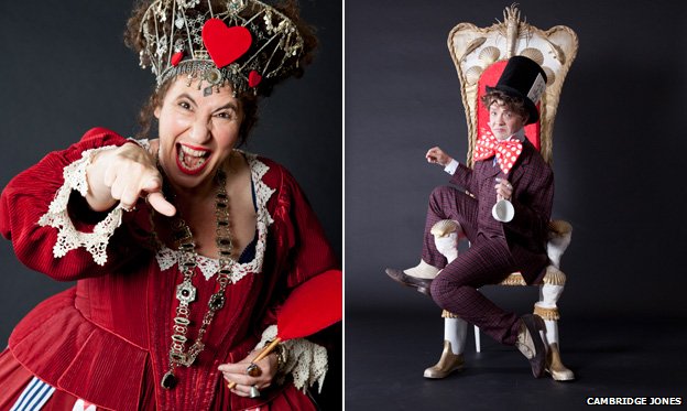 Francesca Simon ve Stephen Butler, Alice Harikalar Diyarı'ndan Kupa Kraliçesi ve Çılgın Şapkacı kostümünde.