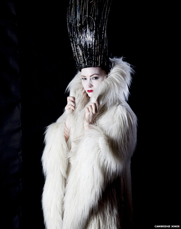 Holly Smale, Narnia Günlükleri'nden Beyaz Cadı kostümünde. 