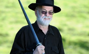 Tery Pratchett kılıcıyla birlikte.