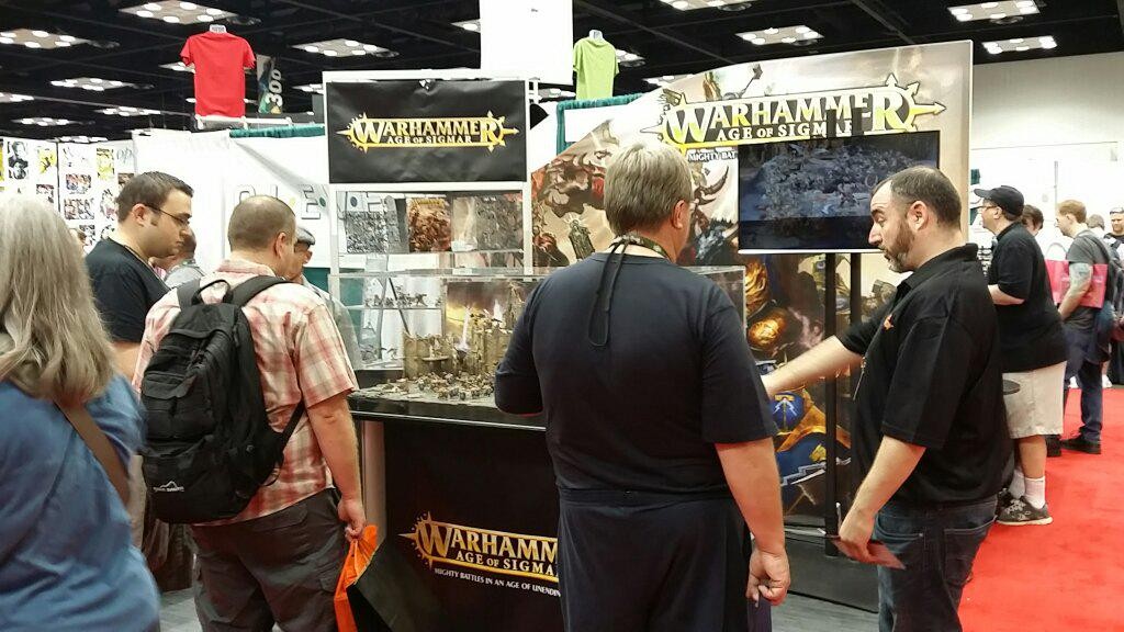 Games Workshop, kendi standında yeni Warhammer oyunlarını tanıtırken