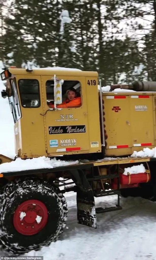 Jeremy Renner snow truck kar aracı