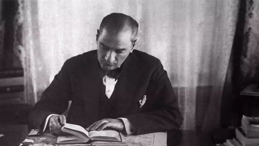 Atatürk kitap okurken